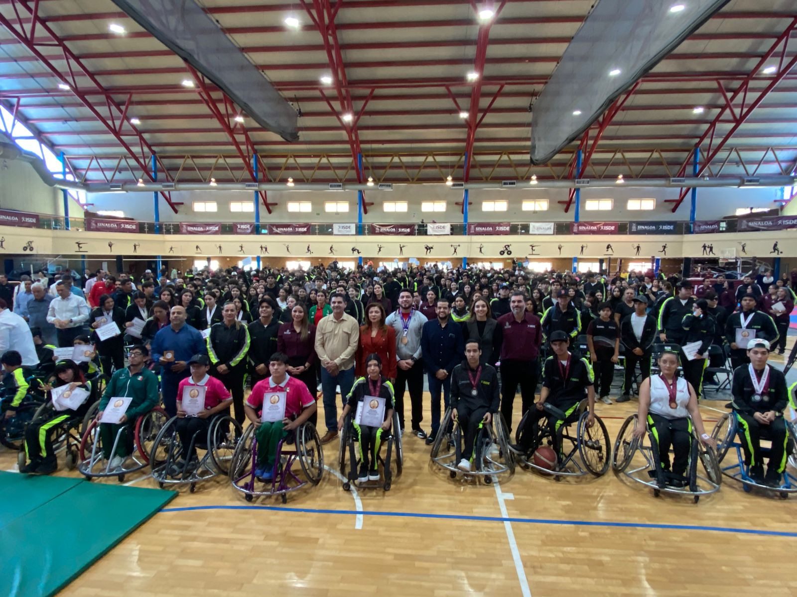 ISDE entrega estímulos económicos a medallistas