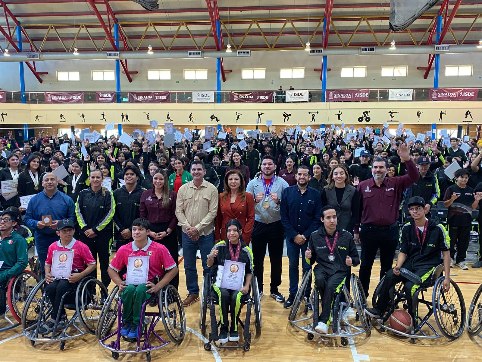 ISDE entrega estímulos económicos a medallistas