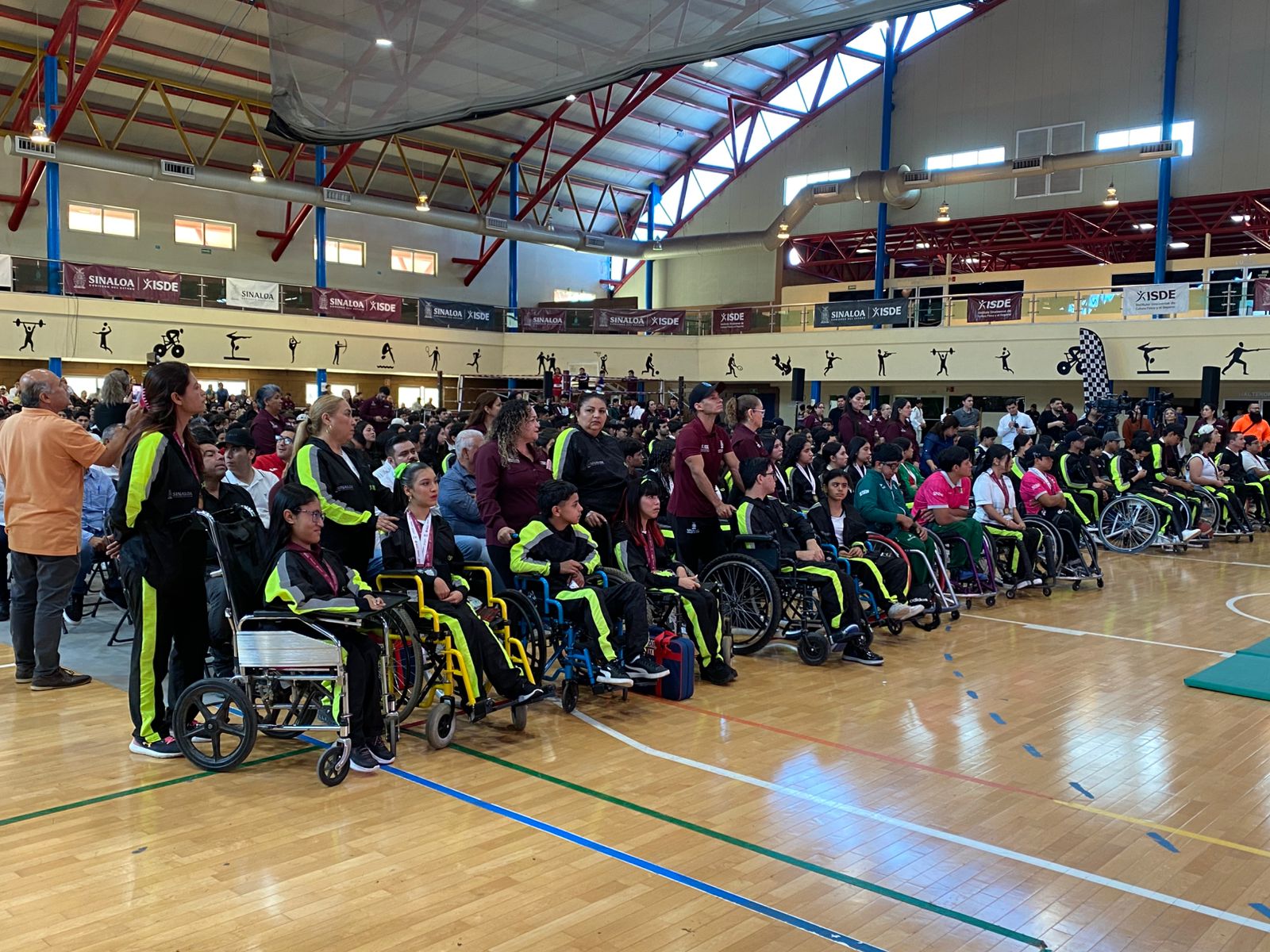 ISDE entrega estímulos económicos a medallistas
