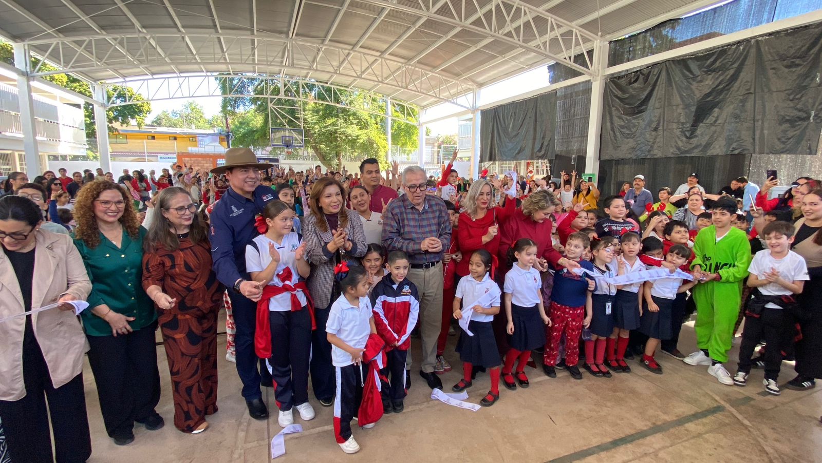 Entrega Rocha techumbre y barda perimetral en la primaria Gral. Álvaro Obregón, en Culiacán, Sinaloa