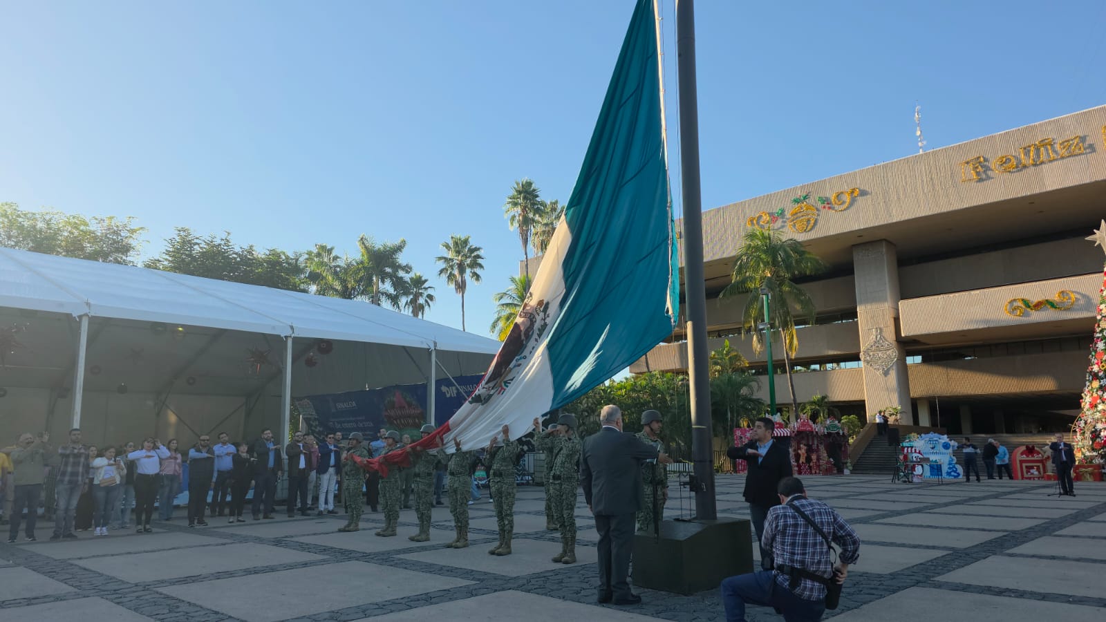 Funcionarios de gobierno en la ceremonia de izamiento de bandera en honor al 210 Aniversario de la Muerte de José María Morelos y Pavón, y el 161 Aniversario de la Batalla de San Pedro, en la Plaza Cívica de Palacio de Gobierno.