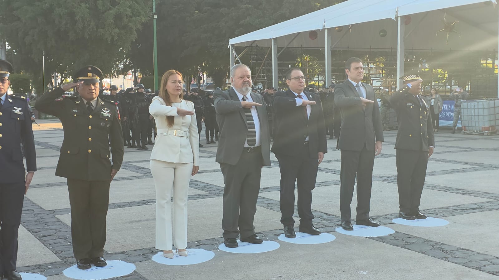 Funcionarios de gobierno en la ceremonia de izamiento de bandera en honor al 210 Aniversario de la Muerte de José María Morelos y Pavón, y el 161 Aniversario de la Batalla de San Pedro, en la Plaza Cívica de Palacio de Gobierno.