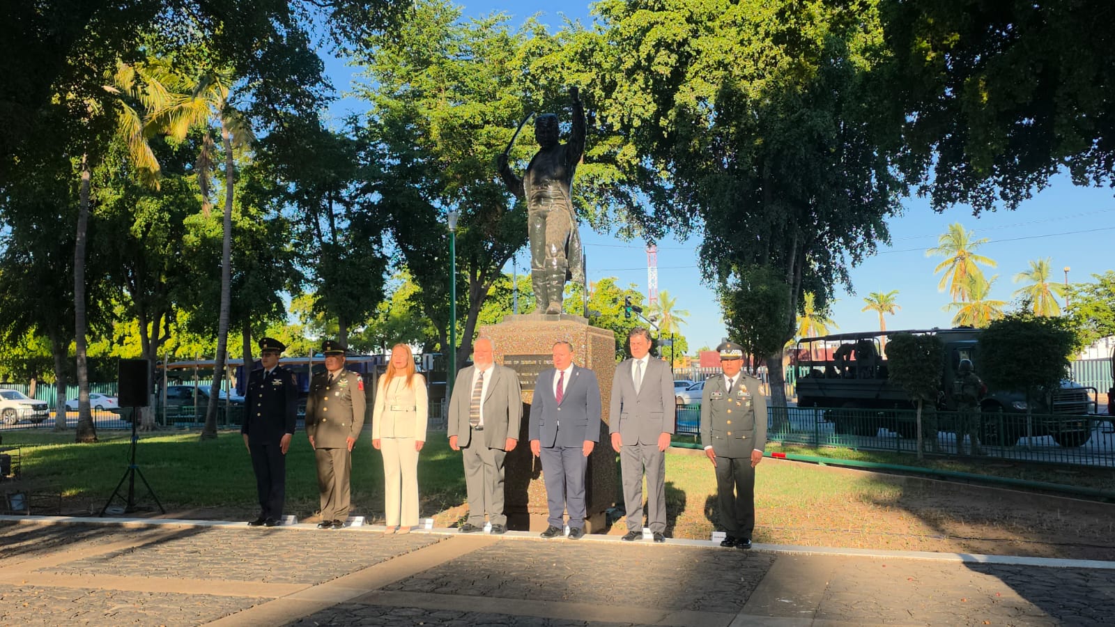 Funcionarios de gobierno en la ceremonia de izamiento de bandera en honor al 210 Aniversario de la Muerte de José María Morelos y Pavón, y el 161 Aniversario de la Batalla de San Pedro, en la Plaza Cívica de Palacio de Gobierno.