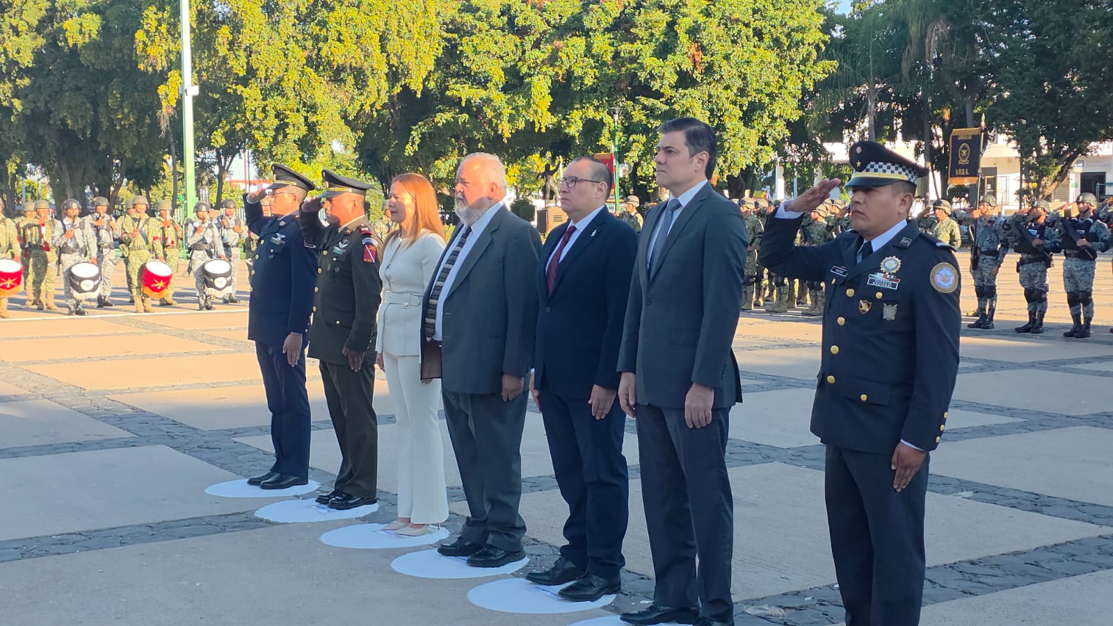 Funcionarios de gobierno en la ceremonia de izamiento de bandera en honor al 210 Aniversario de la Muerte de José María Morelos y Pavón, y el 161 Aniversario de la Batalla de San Pedro, en la Plaza Cívica de Palacio de Gobierno.