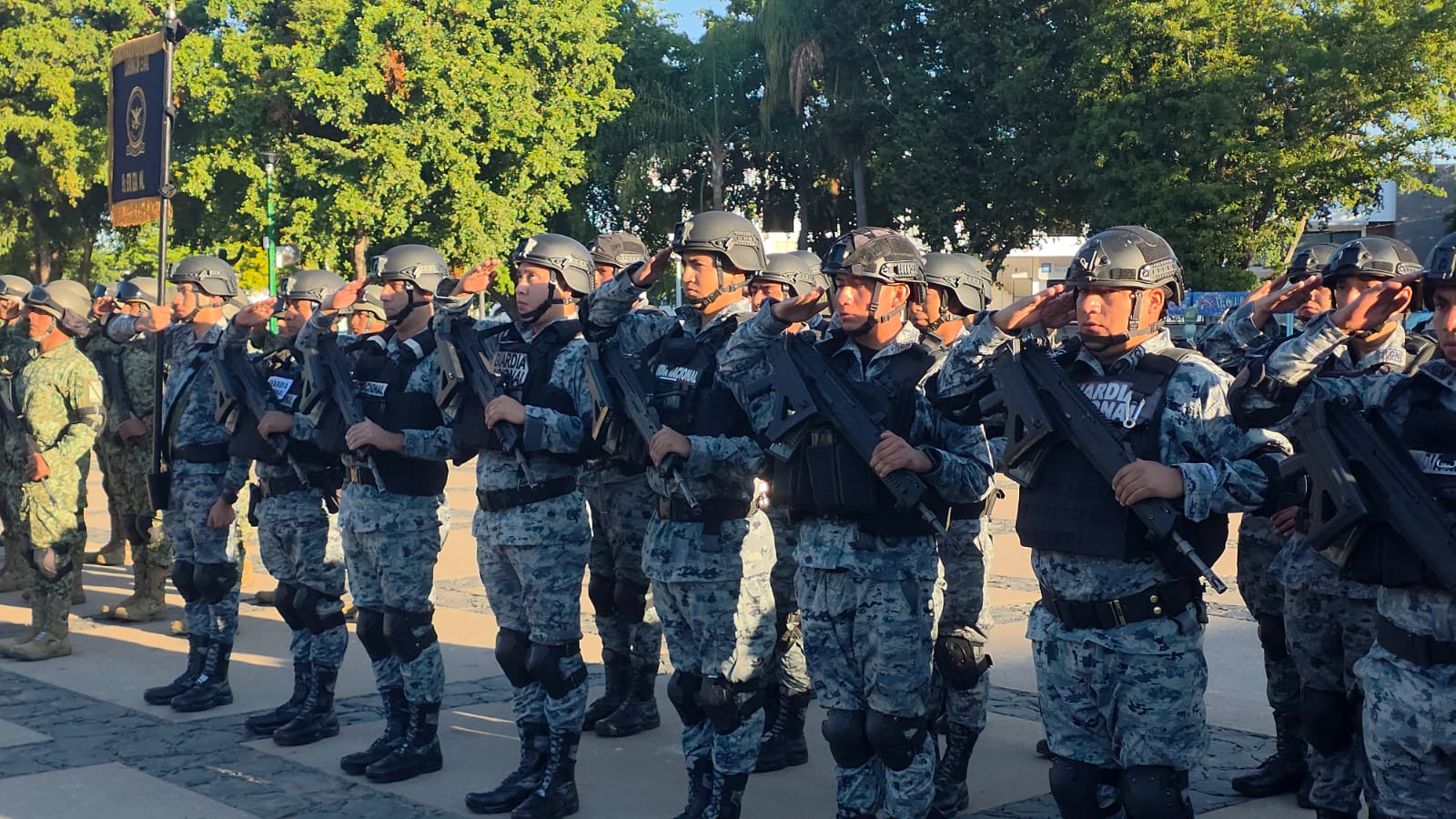 Militares en la ceremonia de izamiento de bandera en honor al 210 Aniversario de la Muerte de José María Morelos y Pavón, y el 161 Aniversario de la Batalla de San Pedro, en la Plaza Cívica de Palacio de Gobierno.