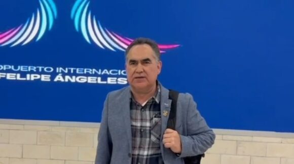 Rector de la UAS llega a CDMX para gestiones ante Hacienda; desmiente estar mal de salud