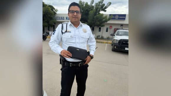 ‘Sí hay buenos elementos’: agente de Tránsito devuelve cartera con dinero a su dueño en Mazatlán, Sinaloa