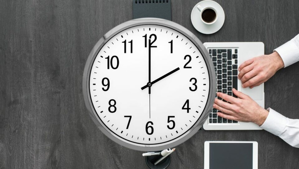 Jornada laboral. Reloj y computadora