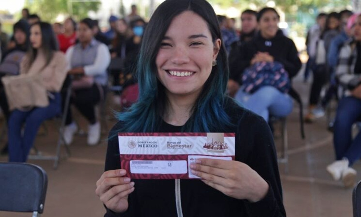Jóvenes Construyendo el Futuro. Joven mujer sosteniendo su tarjeta del Bienestar