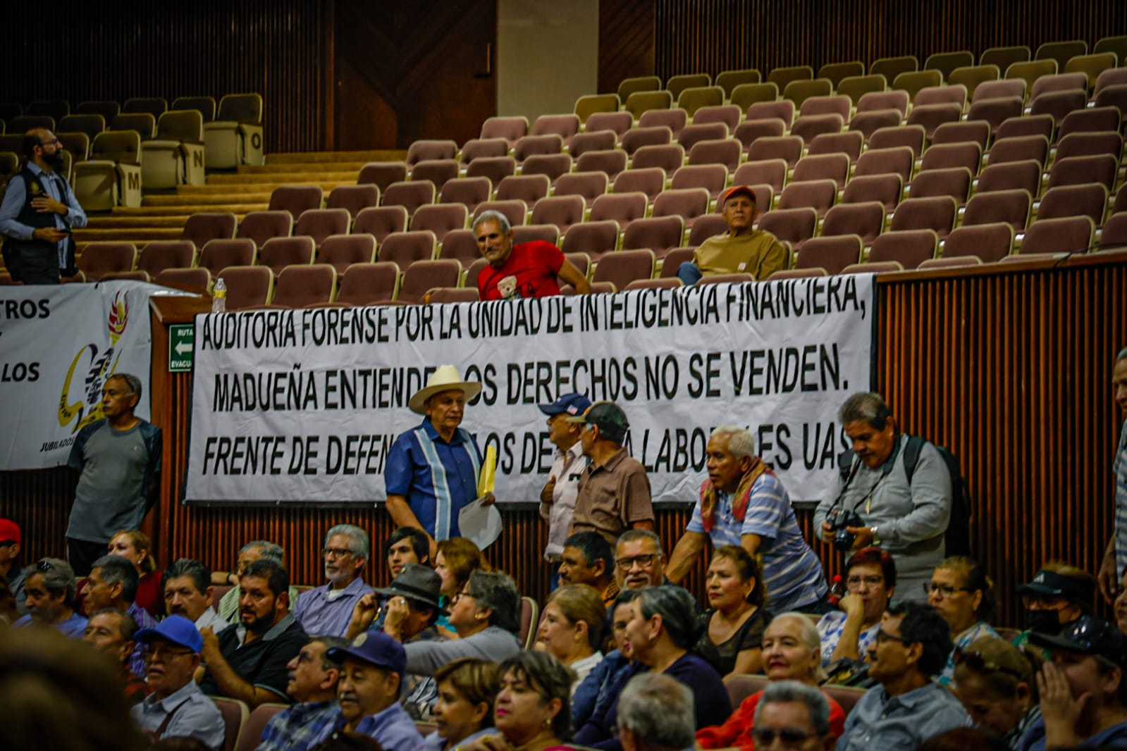Jubilados de la UAS protestan el Congreso de Sinaloa