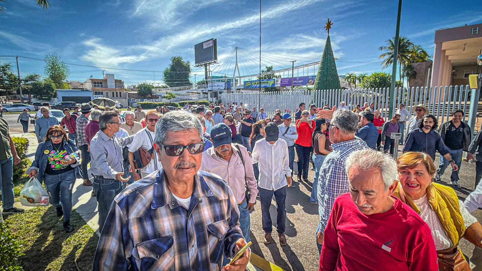 Jubilados de la UAS protestan el Congreso de Sinaloa