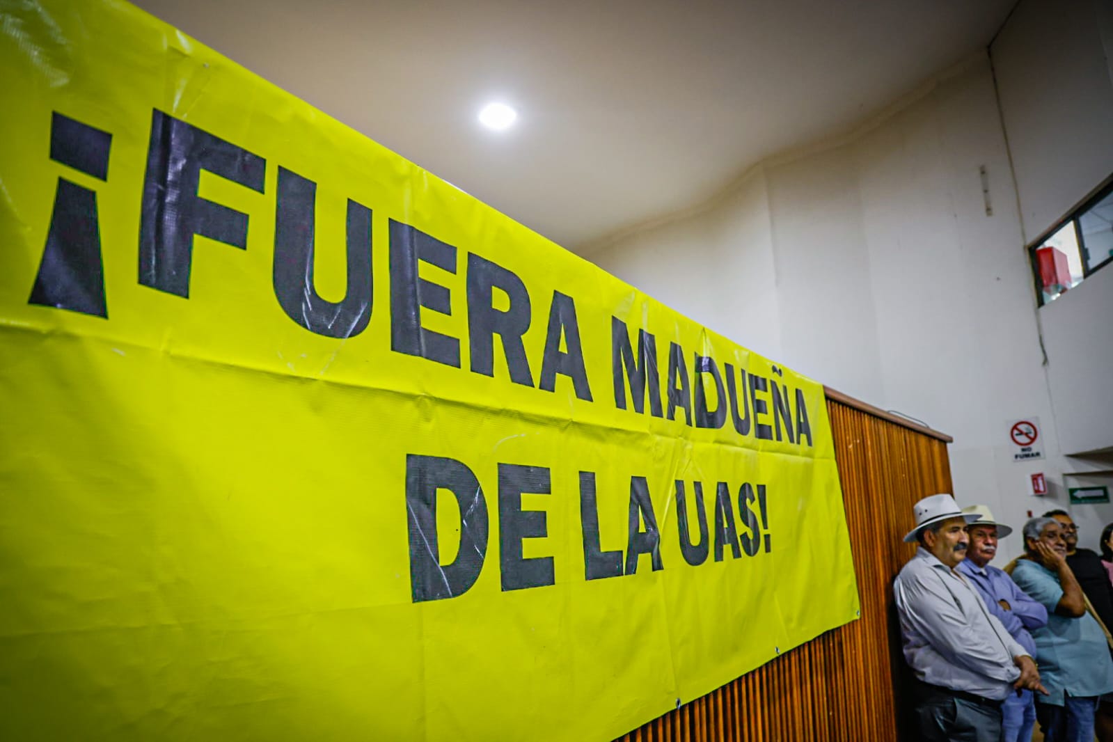 Jubilados de la UAS protestan el Congreso de Sinaloa