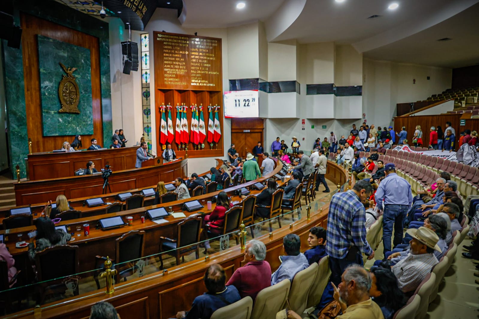 Jubilados de la UAS protestan el Congreso de Sinaloa