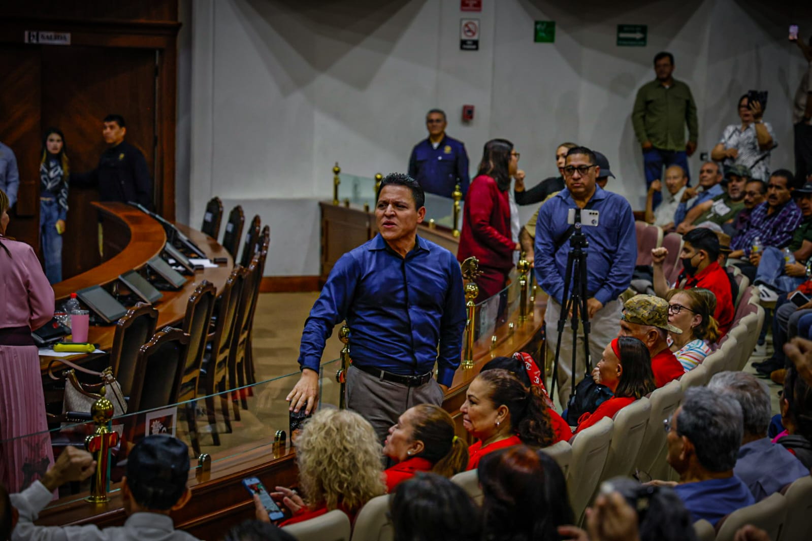 Jubilados de la UAS protestan el Congreso de Sinaloa
