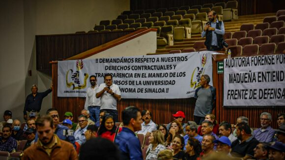 De nuevo, llegan jubilados de la UAS al Congreso de Sinaloa para exigir soluciones a sus demandas