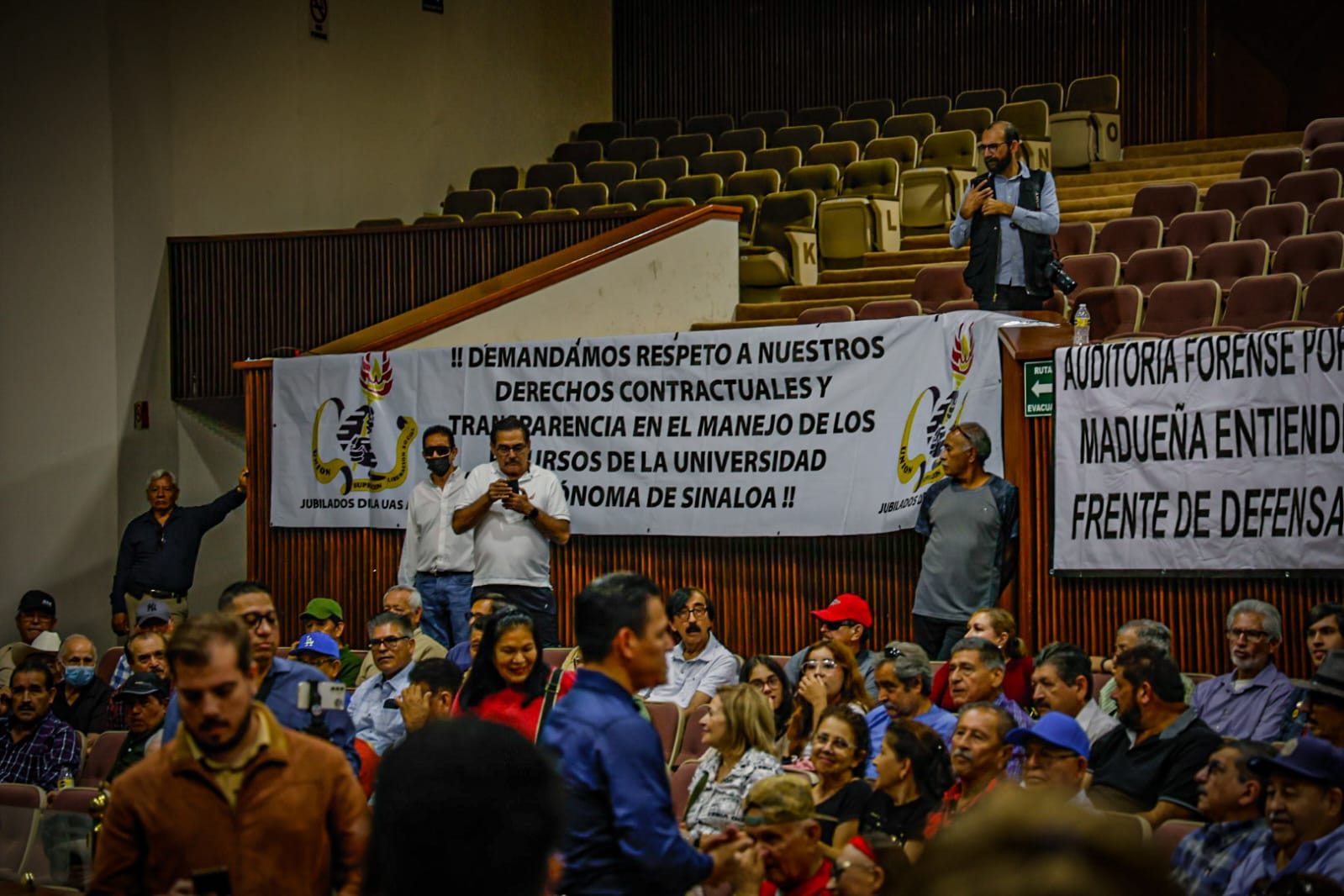 Jubilados de la UAS protestan el Congreso de Sinaloa