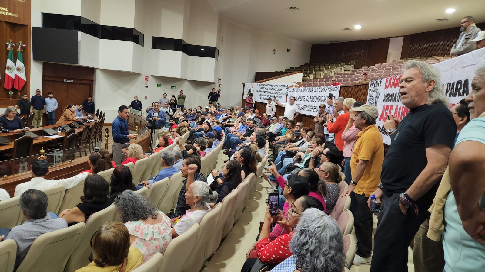Jubilados de la UAS protestan el Congreso de Sinaloa