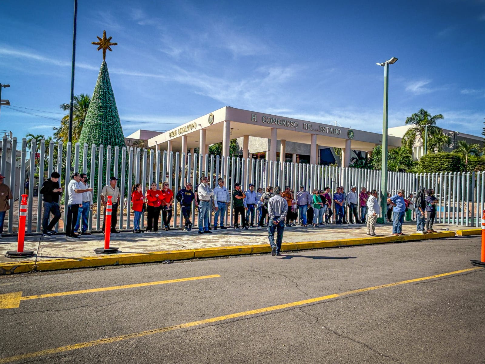 Jubilados de la UAS protestan el Congreso de Sinaloa