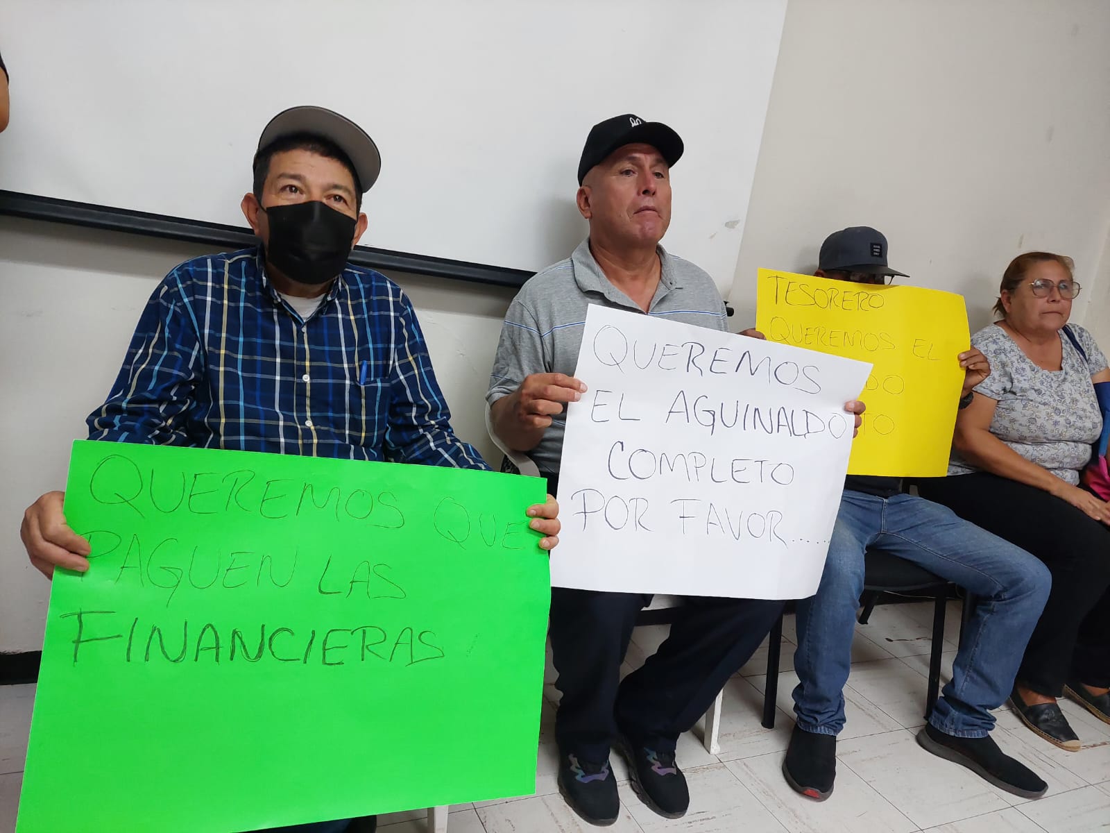 Jubilados y viudas se manifiestan en el Ayuntamiento de Salvador Alvarado