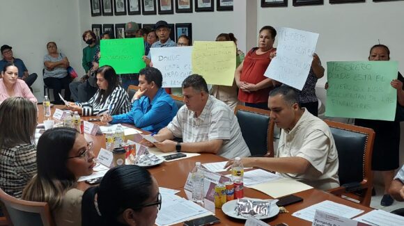 Jubilados se manifiestan en Cabildo en Salvador Alvarado, Sinaloa; exigen solución a adeudo con financieras