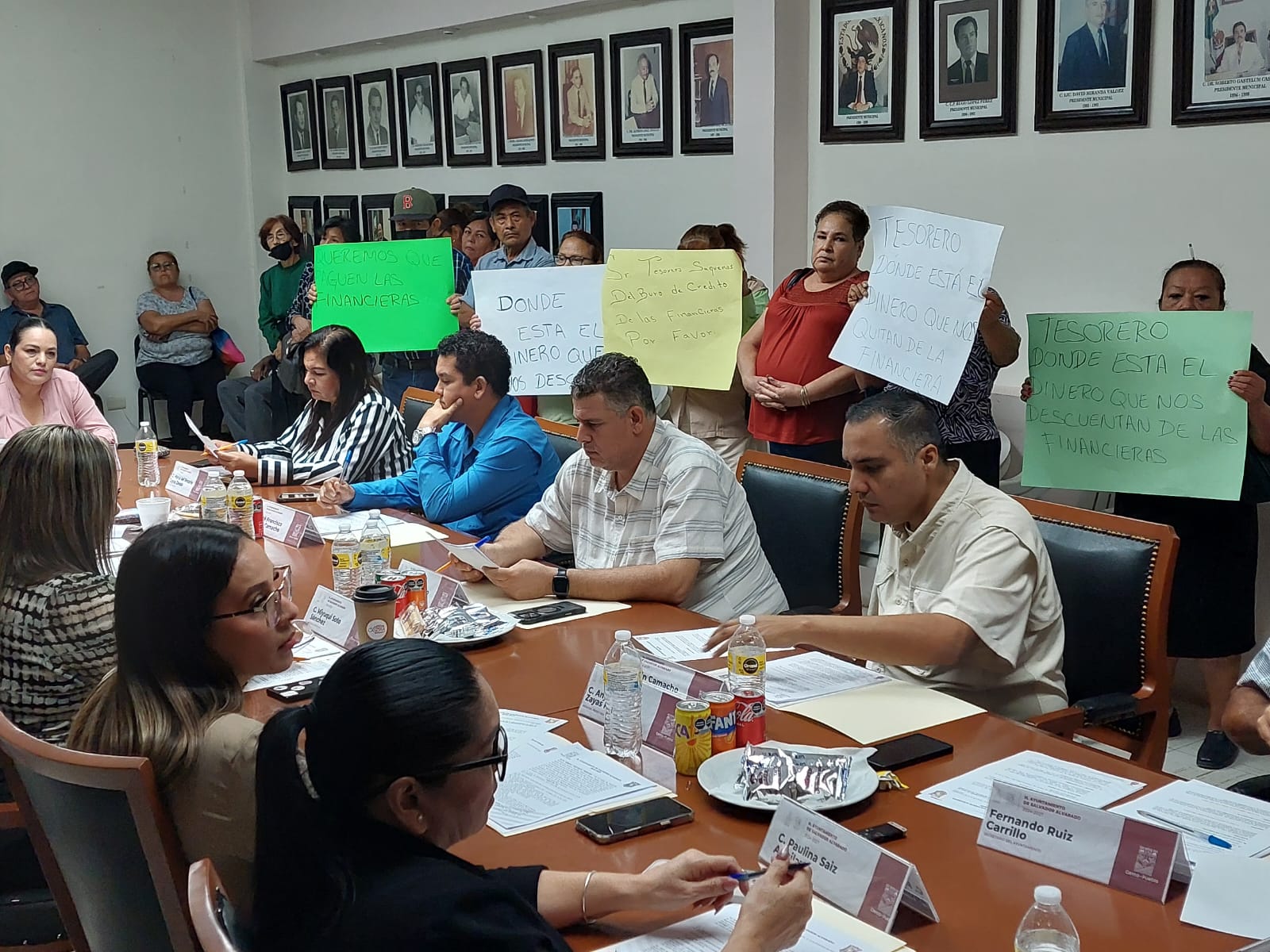 Jubilados y viudas se manifiestan en el Ayuntamiento de Salvador Alvarado