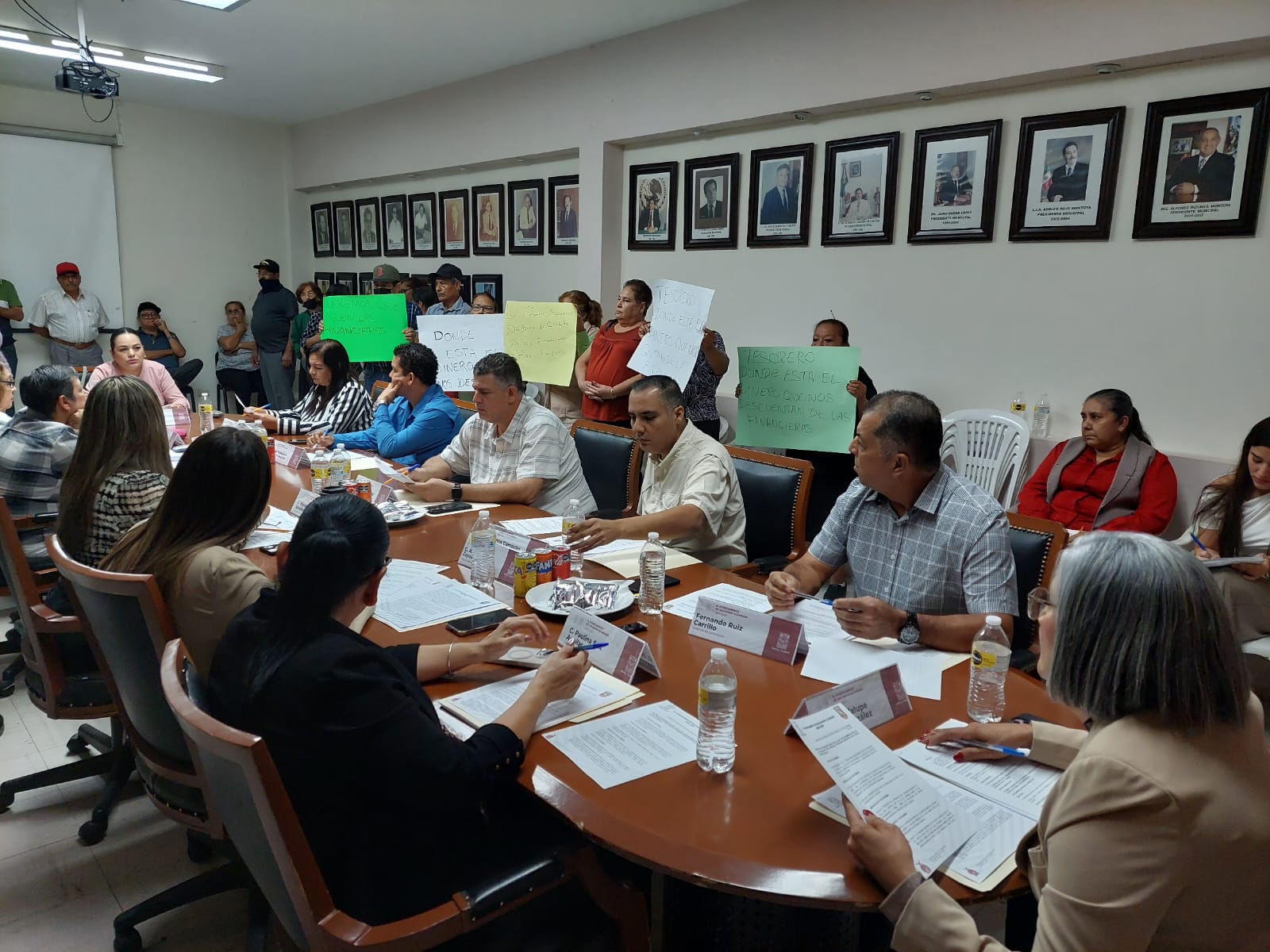 Jubilados y viudas se manifiestan en el Ayuntamiento de Salvador Alvarado