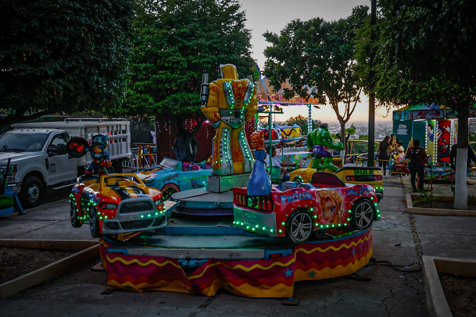 Juegos mecánicos por el Día de la Virgen de Guadalupe, en La Lomita, en Culiacán
