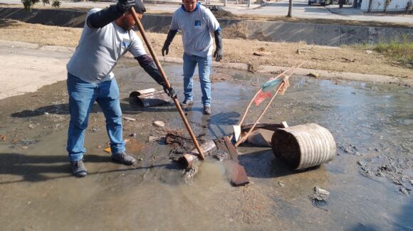 Basura y grasas siguen colapsando el drenaje durante fiestas navideñas en Mazatlán, Sinaloa