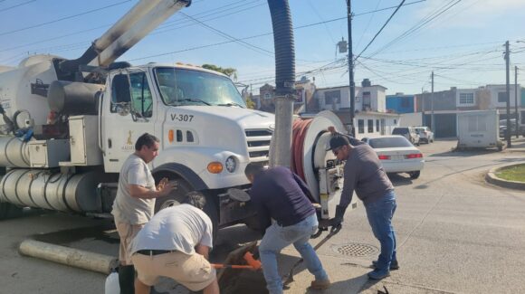 Despliega Jumapam operativo nocturno para localizar fuga de agua no visible en Valle Dorado de Mazatlán, Sinaloa