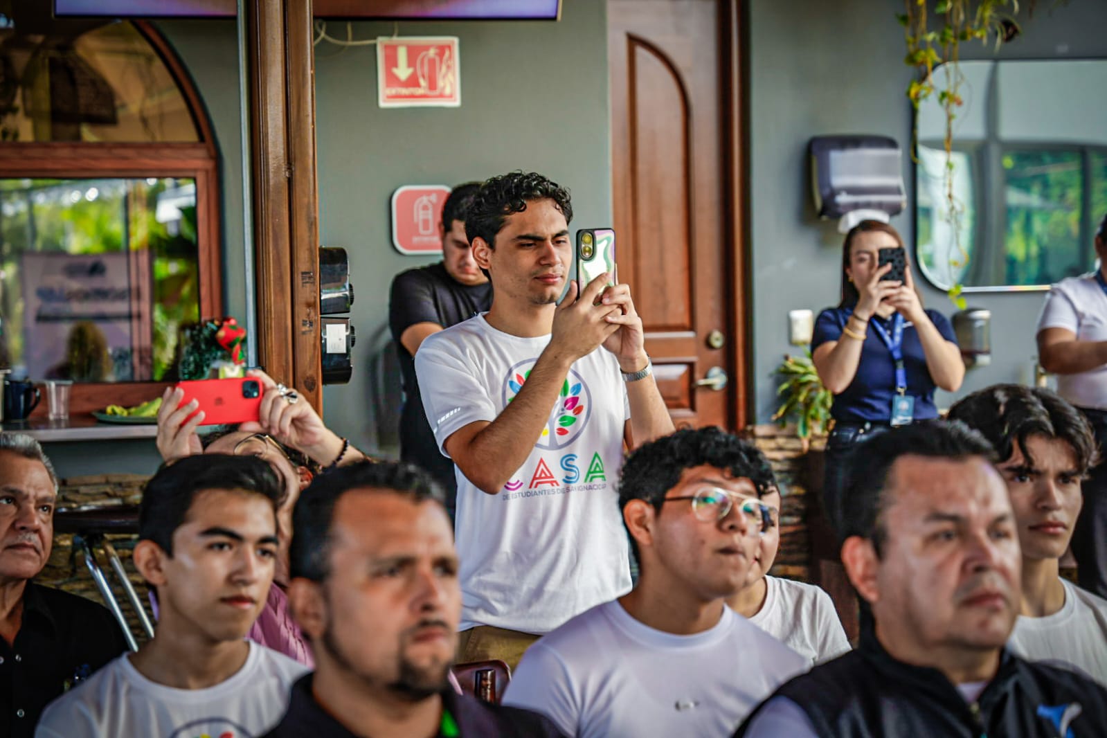 junta de asistencia privada apoya a jovenes estudiantes