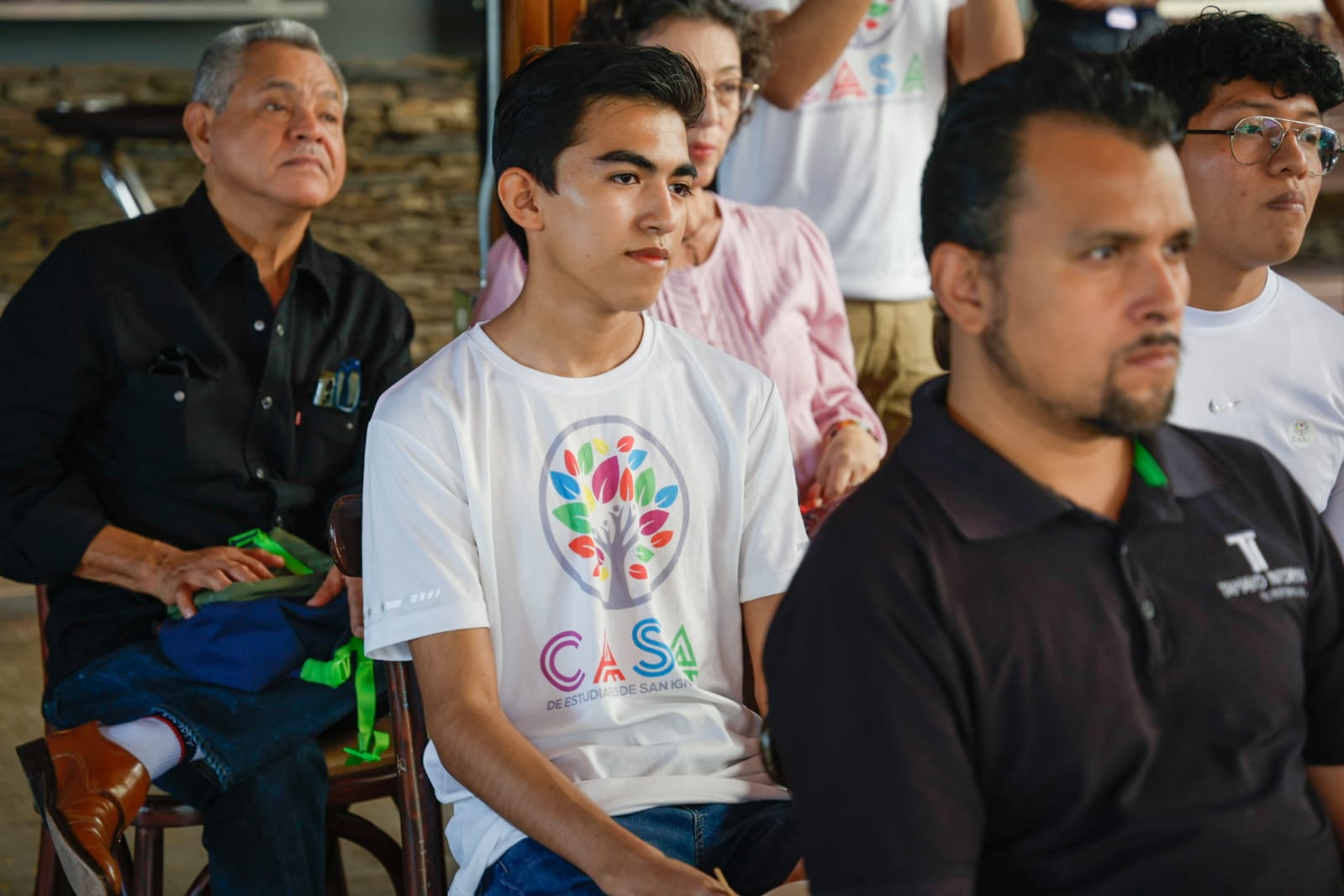 junta de asistencia privada apoya a jovenes estudiantes