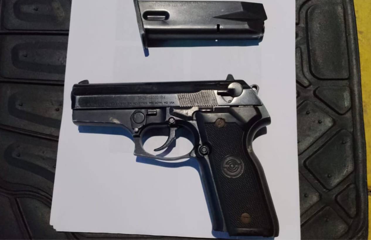 junto con el detenido se decomiso una moto y un arma