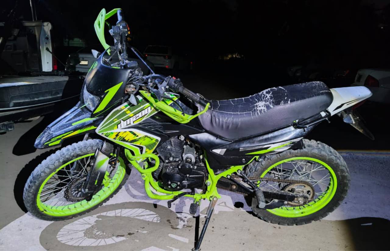 junto con el detenido se decomiso una moto y un arma