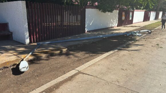 Conductor pierde el control, derrumba una lámpara y se da a la fuga en la Zona Industrial de Guasave, Sinaloa