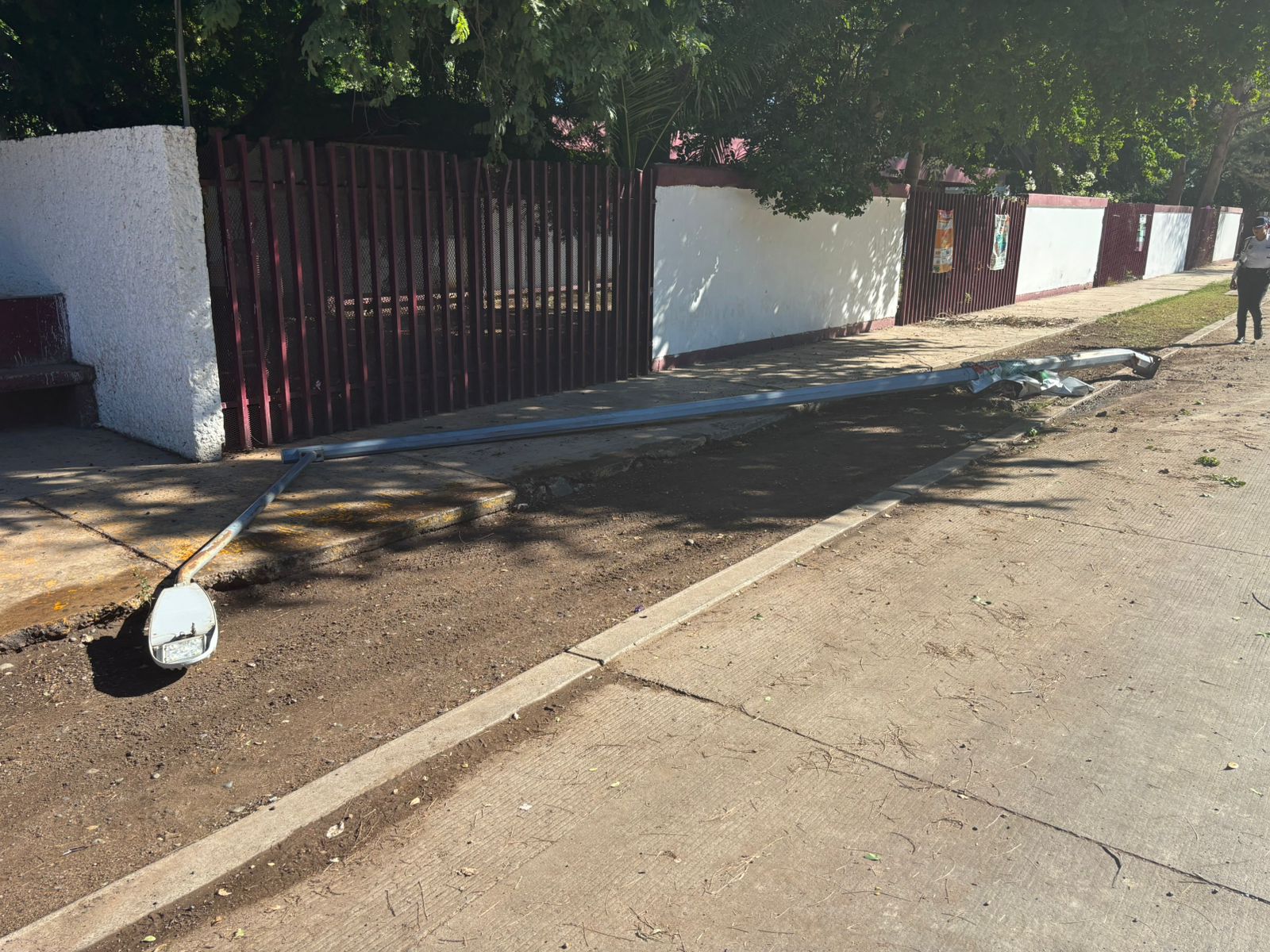 la lampara derribada quedo a la orilla del camino