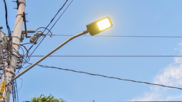 Distribuye Servicios Públicos Municipales 200 lámparas para colocarse en colonias populares de Los Mochis, Sinaloa