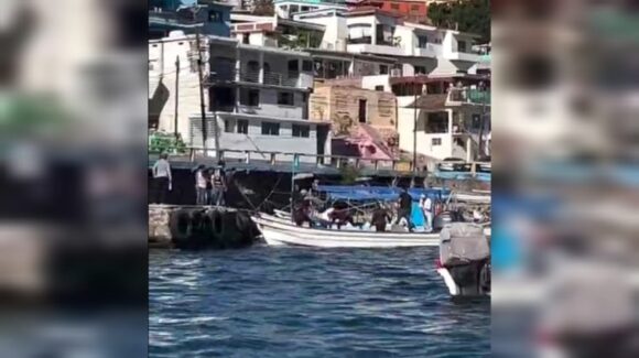 Captan a lancheros dando ‘bomberas’ y agarrándose a golpes en aguas del puerto de Topolobampo, Sinaloa