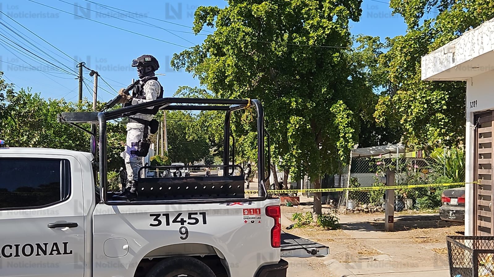 las autoridades resguardan la escena del crimen frente al parque de Los Ángeles