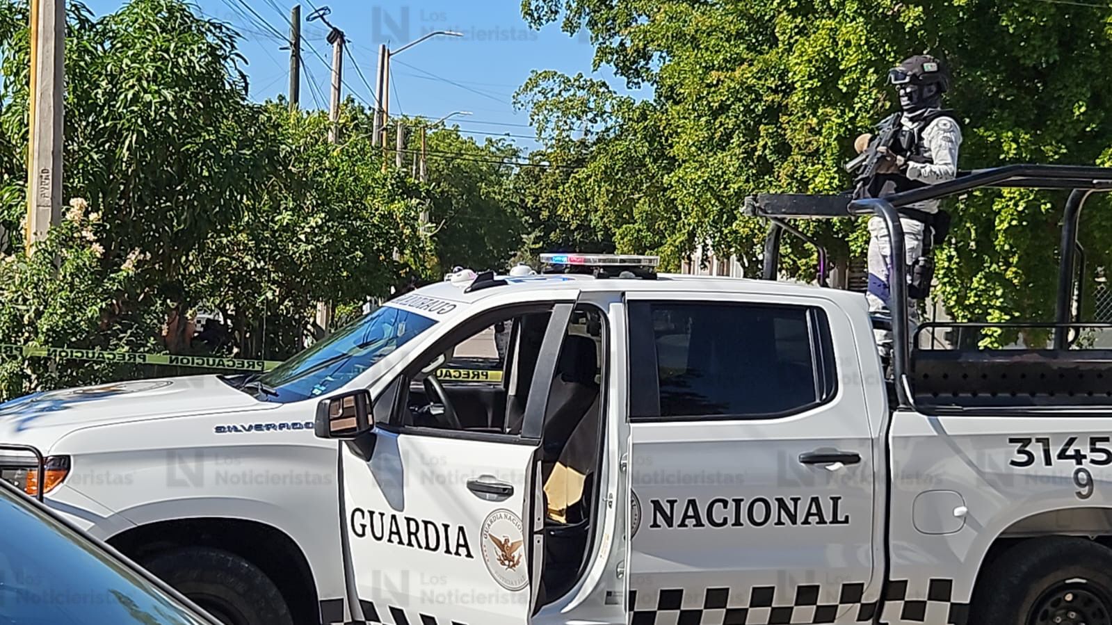 las autoridades resguardan la escena del crimen frente al parque de Los Ángeles