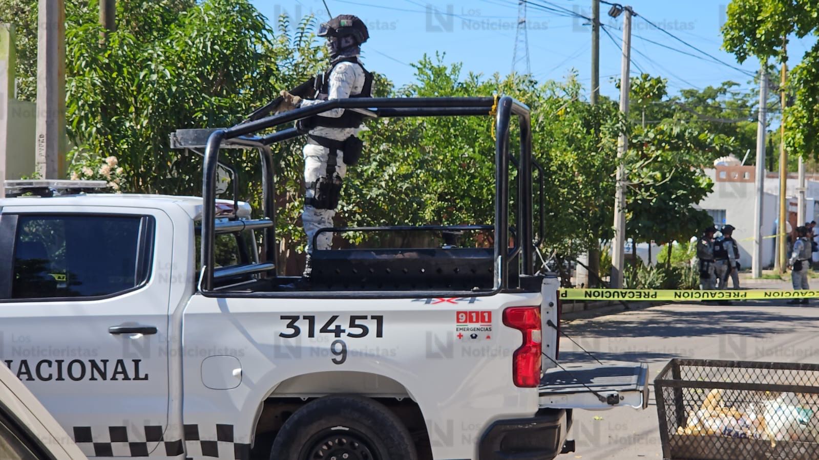 las autoridades resguardan la escena del crimen frente al parque de Los Ángeles