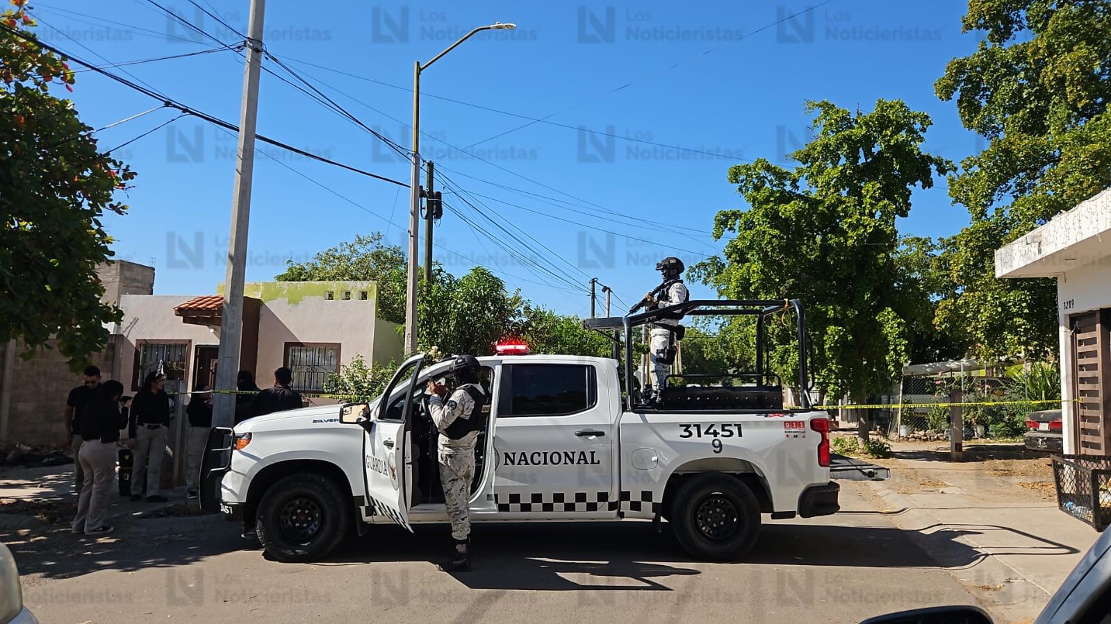 las autoridades resguardan la escena del crimen frente al parque de Los Ángeles