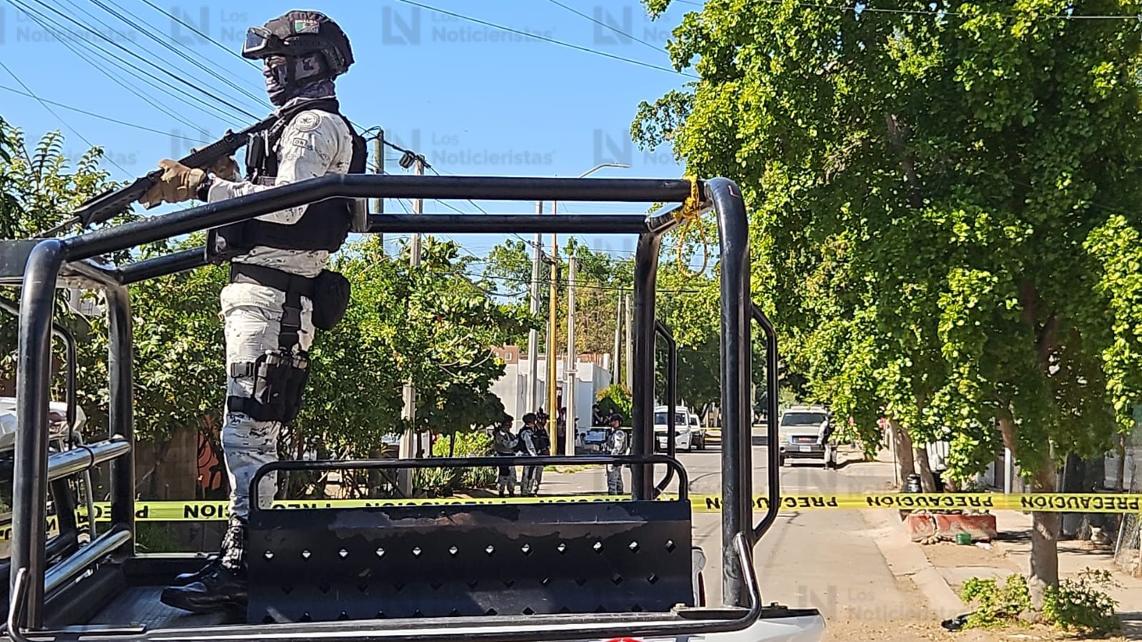 las autoridades resguardan la escena del crimen frente al parque de Los Ángeles