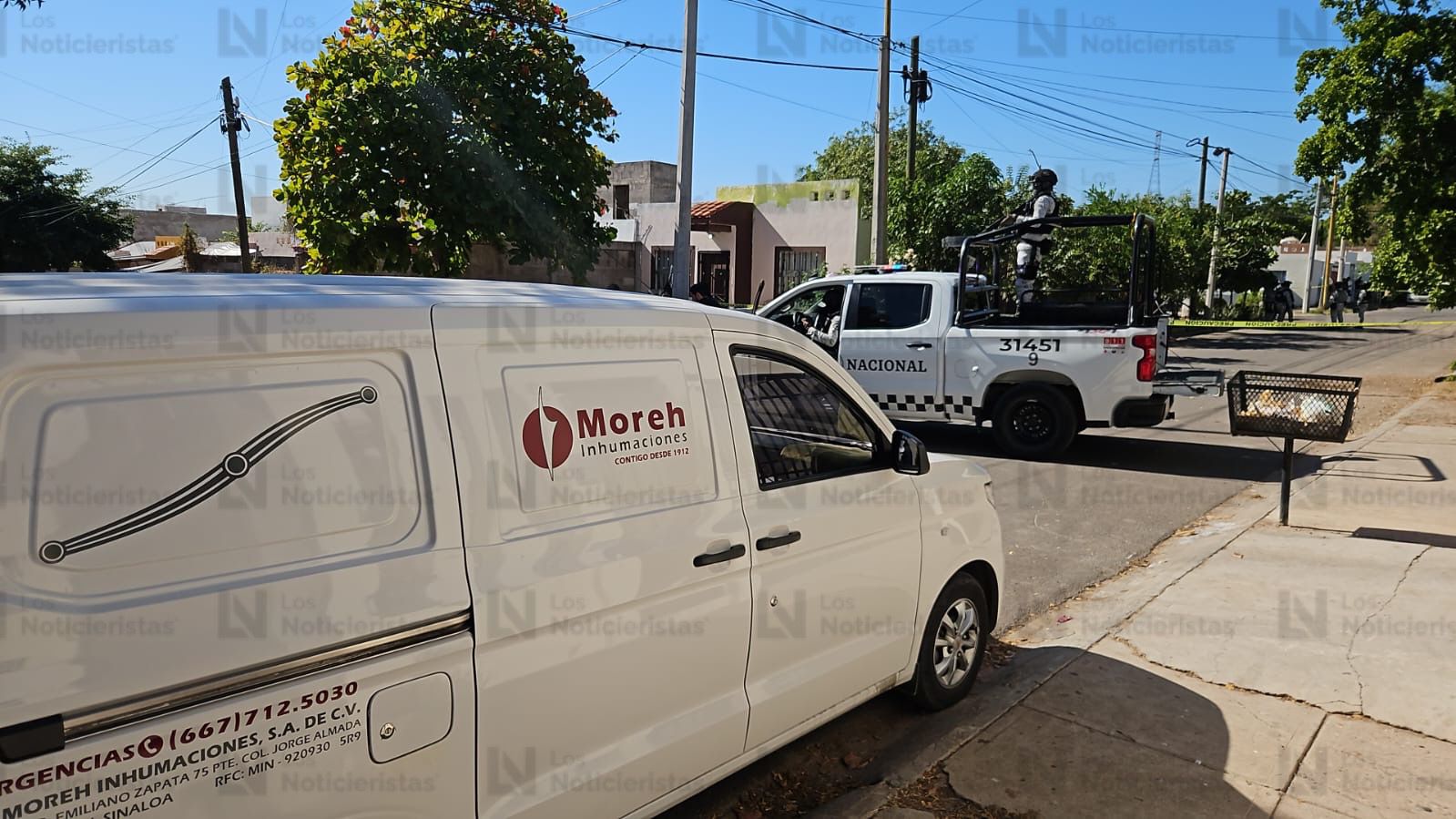 las autoridades resguardan la escena del crimen frente al parque de Los Ángeles
