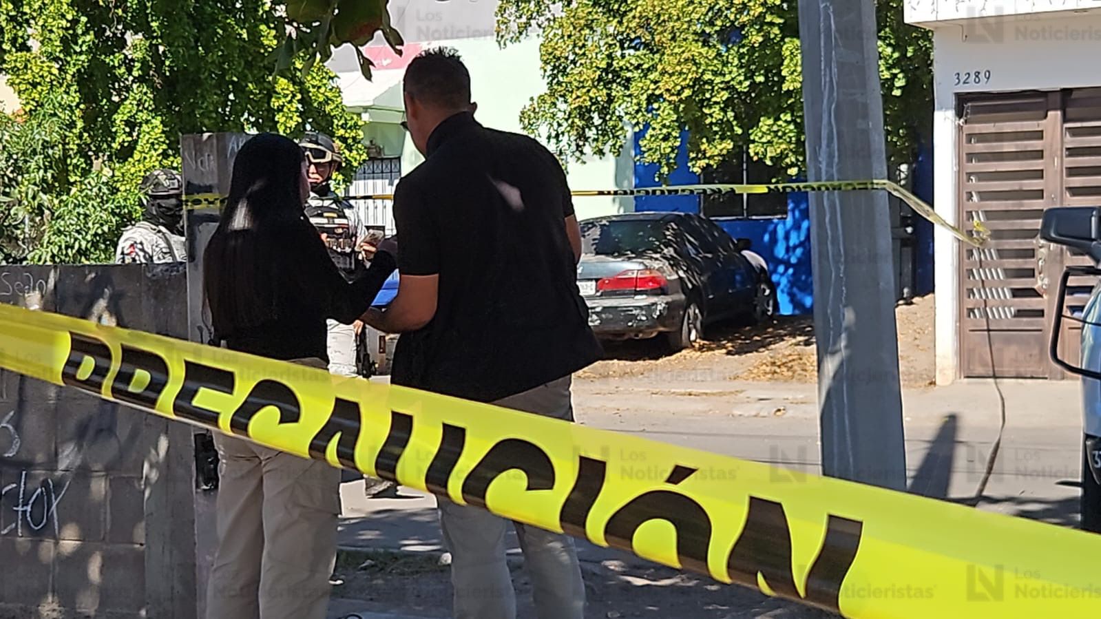 las autoridades resguardan la escena del crimen frente al parque de Los Ángeles