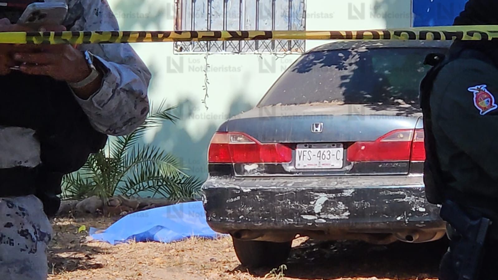las autoridades resguardan la escena del crimen frente al parque de Los Ángeles