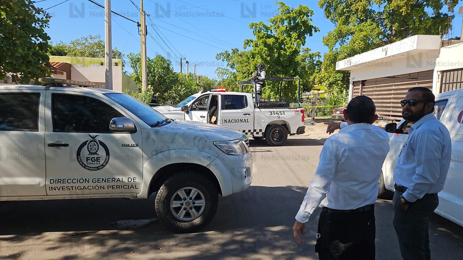 las autoridades resguardan la escena del crimen frente al parque de Los Ángeles