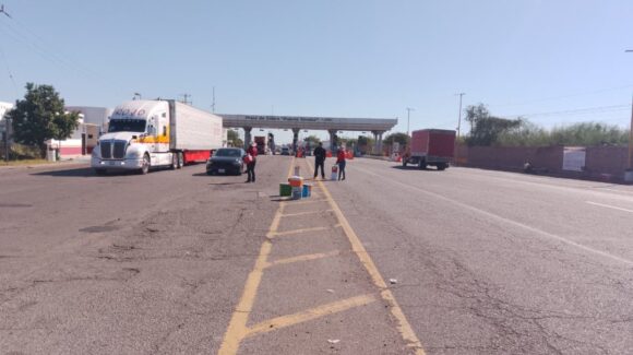 Ya llegan los paisanos y en el tramo de Guasave, Sinaloa encuentran la México 15 ‘para llorar’