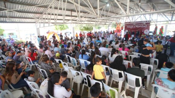 Lleva Estrella Palacios la posada navideña a la sindicatura de Siqueros en Mazatlán, Sinaloa