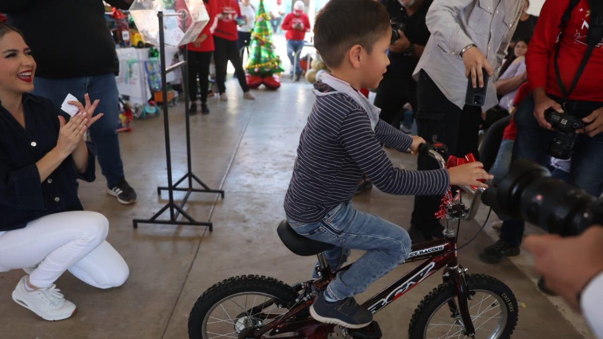 lleva estrella palacios la posada navideña a la sindicatura de siqueros bici