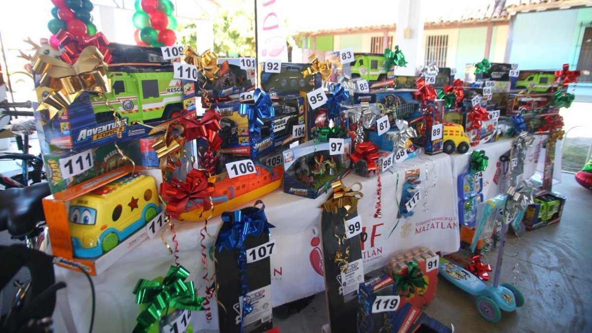 lleva estrella palacios la posada navideña a la sindicatura de siqueros regalos